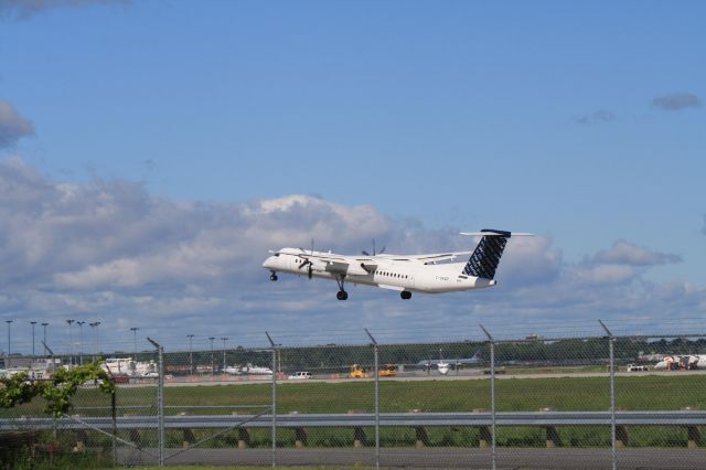 de Havilland Dash 8-400 (C-GKQD)