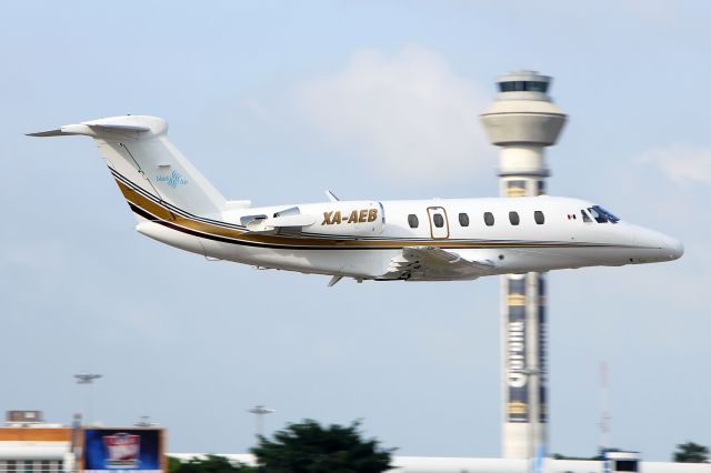 Cessna Citation III (XA-AEB) - Despegando del aeropuerto internacional de Cancún 