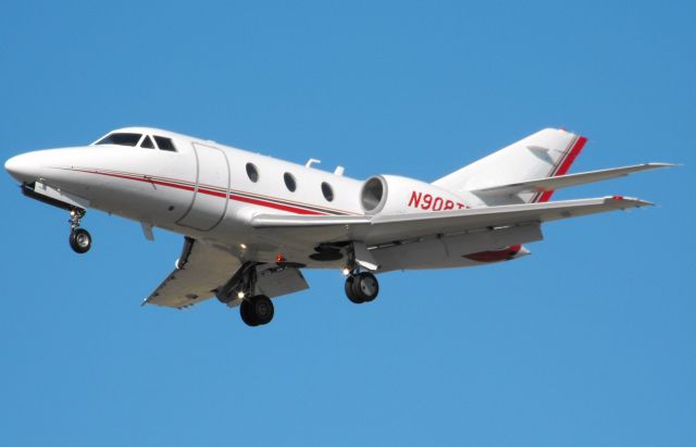 Dassault Falcon 10 (N908TF) - Short final RWY 27