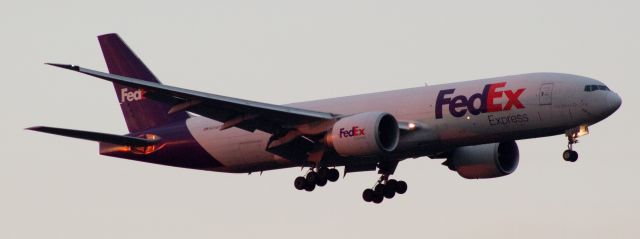 BOEING 777-200LR (N856FD) - And ended the day with getting another #B772F for the evening in nice light. DEC 1 2016