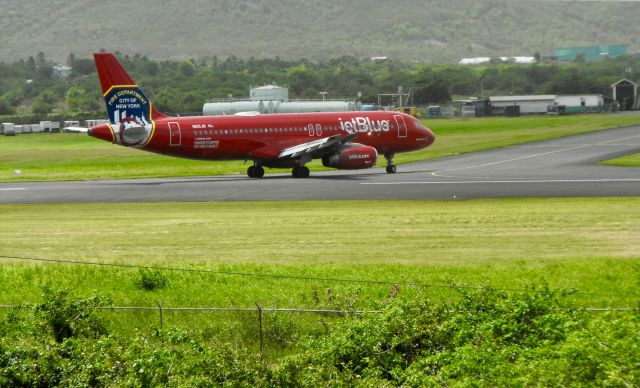 Airbus A320 (N615JB)