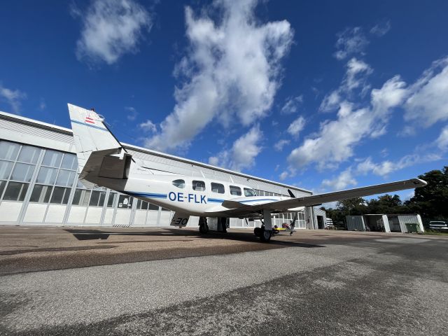 Piper Navajo (OE-FLK) - Summer 23, refueling after maintenance in front of the Pilotenservice Rieger Hangar