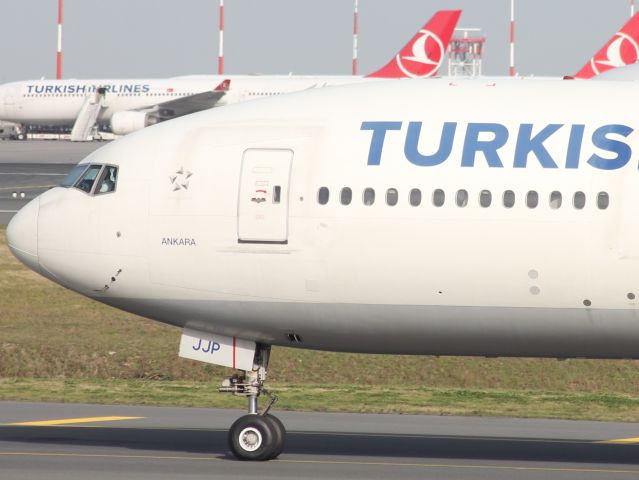 BOEING 777-300ER (TC-JJP)