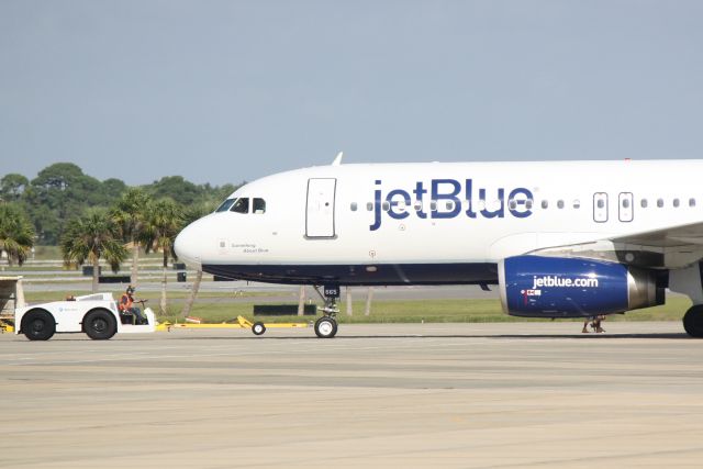 Airbus A320 (N665JB) - JetBlue Flight 164 (N665JB) "Something About Blue" prepares for flight at Sarasota-Bradenton International Airport