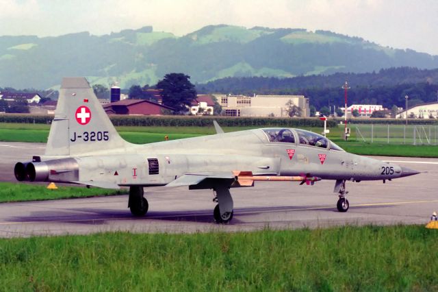 Northrop RF-5 Tigereye (J3205) - Quite a lot more of our 'obsolete' F-5 Tiger II aircrafts will leave Switzerland in 2019 to serve the US Navy and Marines - back in 1999 the world was in order and many grey Tigers active. J-3205 lining up in difficult light conditions for the film.