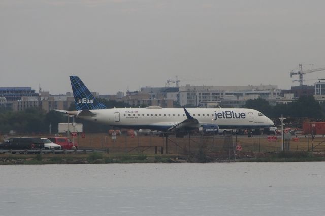 Embraer ERJ-190 (M216JB)