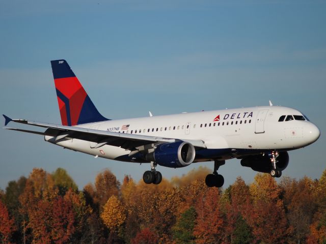 Airbus A319 (N337NB) - Approaching 18C - 11/13/10