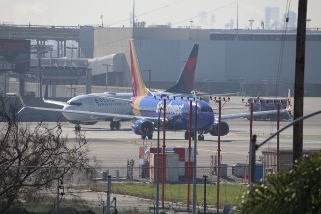 Boeing 737-700 (N7733B)