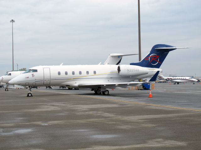 Bombardier Challenger 300 (N225AR)