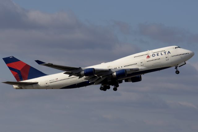 Boeing 747-400 (N670US) - Delta 747 (N670US) departing for Shanghai.