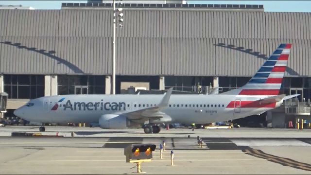 Boeing 737-800 (N343PN) - One of Americans newly delivered Boeing 737-800 aircraft is coming from Phoenix.