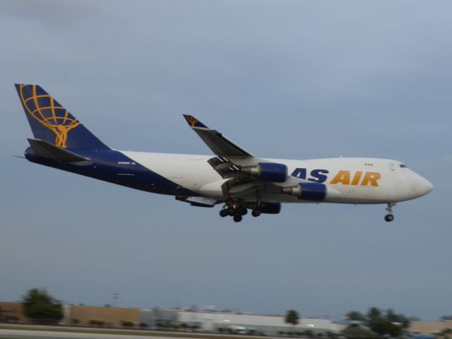 Boeing 747-400 (N496MC)