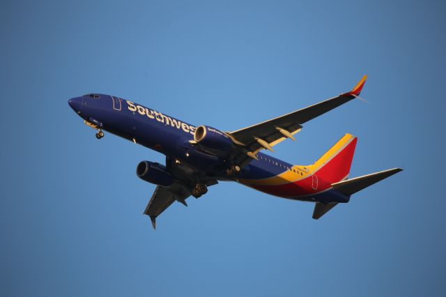 Boeing 737-800 (N8670A)