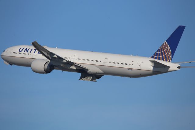 BOEING 777-300ER (N2639U)