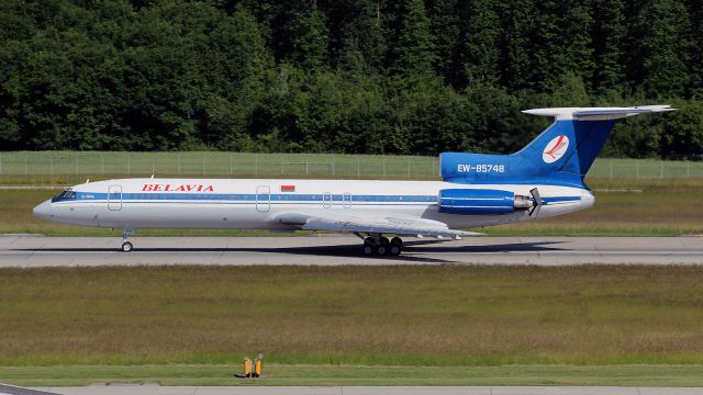 Tupolev Tu-154 (EW-85748)