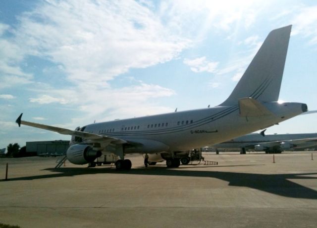 Airbus A319 (G-NOAH) - G-NOAH refuels at TAC Air.  Acropolis Aviations A319 in Lexington, KY.