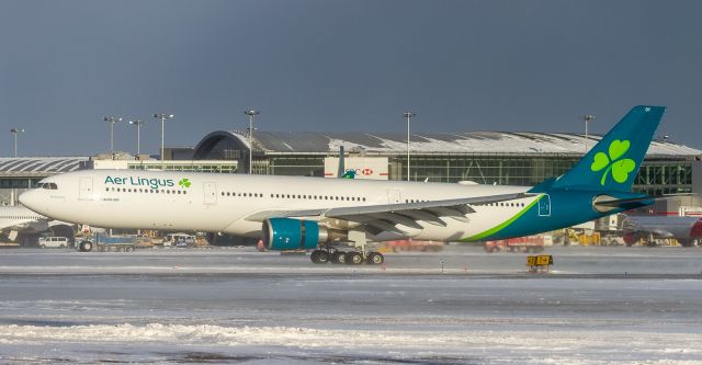 Airbus A330-300 (EI-EDY) - Inaugural visit of the new Aer Lingus livery to YYZ, here touching down on runway 33R