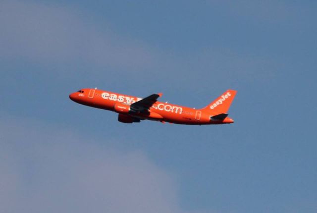 Airbus A320 (G-EZUI) - 200 Airbus from EasyJet (Karotte)