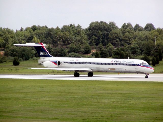 McDonnell Douglas MD-88 (N933DL) - Lined up for takeoff at Charlotte in the summer of 2001