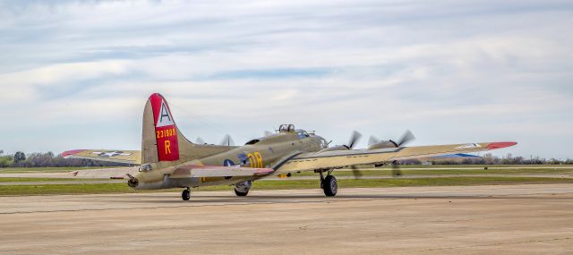 Boeing B-17 Flying Fortress (909)