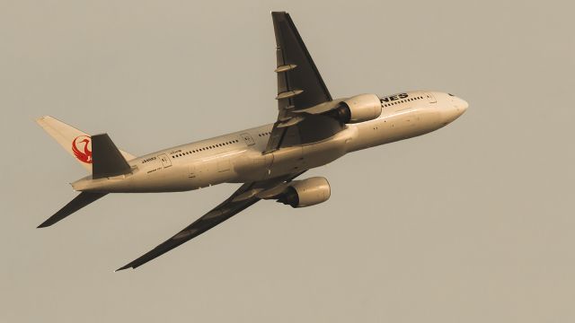 Boeing 777-200 (JA8982)