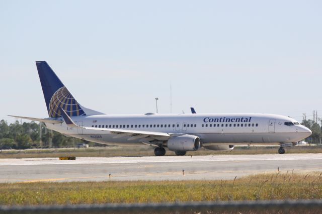 Boeing 737-800 (N37255) - United/Continental Airlines Flight 1633 taxis for departure at Southwest Florida International Airport prior to a flight to Cleveland-Hopkins International Airport