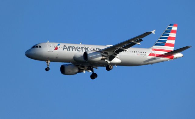 Airbus A320 (N117UW) - Shown here on approach is an American Airline Airbus A320 in the Summer of 2018.