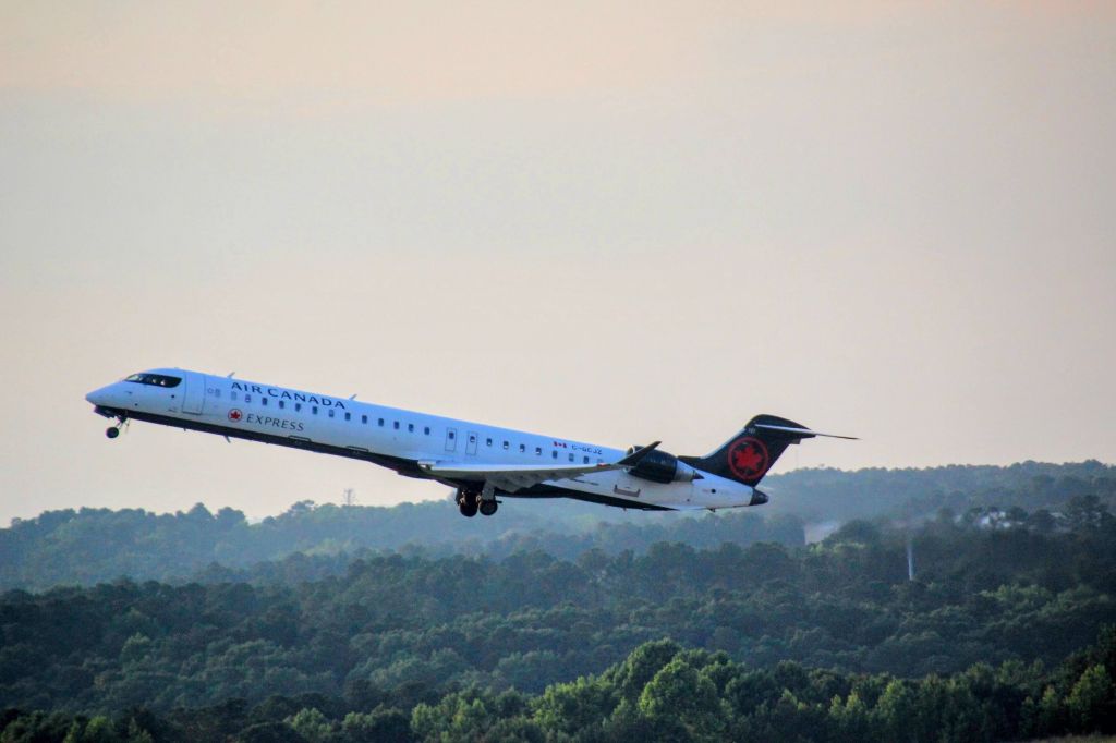 Canadair Regional Jet CRJ-900 (JZA8836)