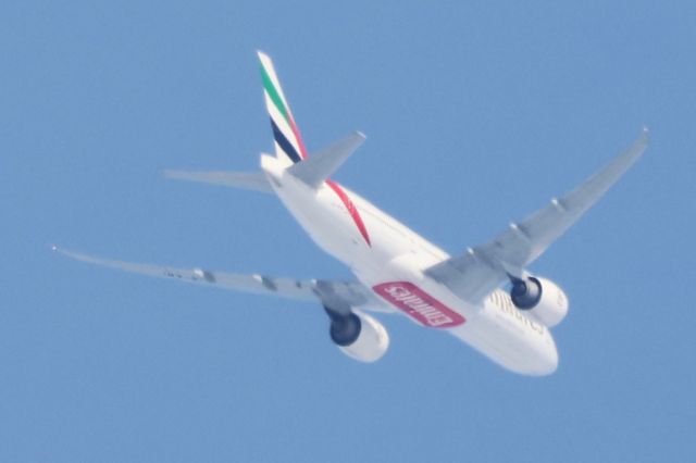 Boeing 777-200 (A6-EWI) - A6-EWI Boeing B-777 21HLR Emirates EK244 De Montréal YUL. Vers Dubai DXB. Altitude 4525 Mètres. Vitesse 788 KM/H. Survolant la ville de Lavaltrie QC. Le 13-03-2025 à 11:01.