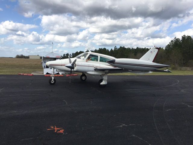 Cessna 310 (N121LA)