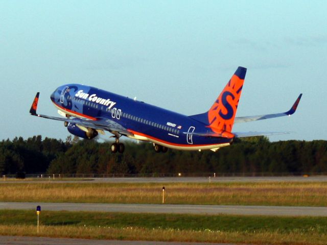 Boeing 737-800 (N804SY) - Sun Country 737-800 takeoff KEAU