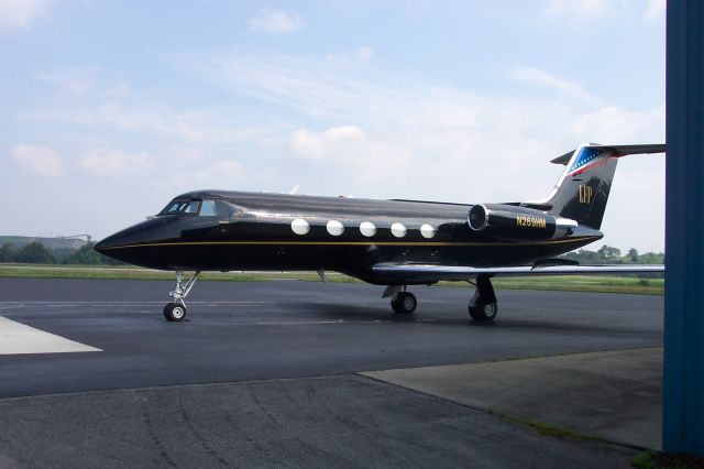 Gulfstream American Gulfstream 2 (N269HM) - LARRY FLYNTS HUSTLER GULFSTREAM II PARKED AT BIG SANDY AIRPORT IN PRESTONSBURG, KY.