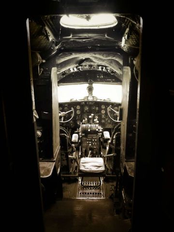 VEB Il-14 (UNKNOWN) - The retied CAAC IL-14s cockpit