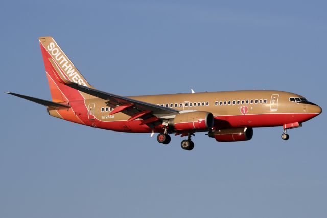 Boeing 737-700 (N725SW) - Dec. 4, 2006.