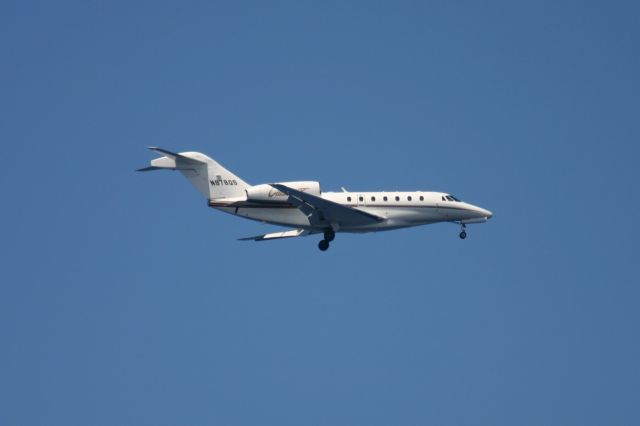 Hawker 800 (N878QS)