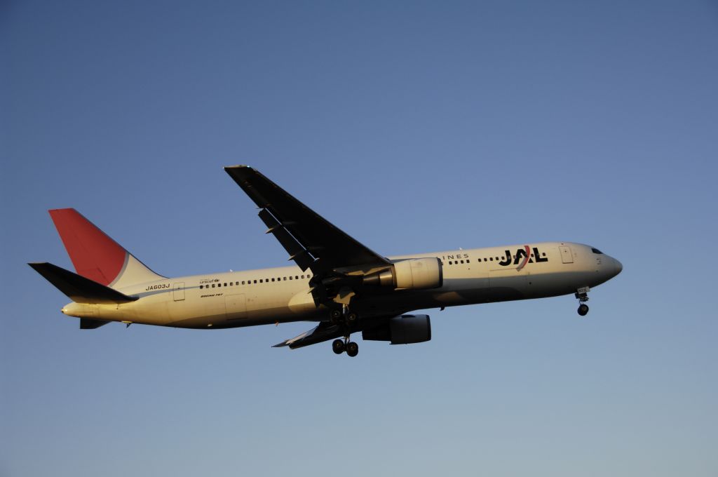 BOEING 767-300 (JA603J) - Final Approach to NRT Airport Runway 34L on 2011/12/31