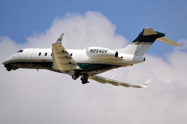 Bombardier Challenger 300 (N254DV)