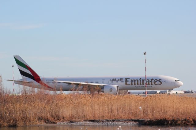 BOEING 777-300 (A6-EGM)
