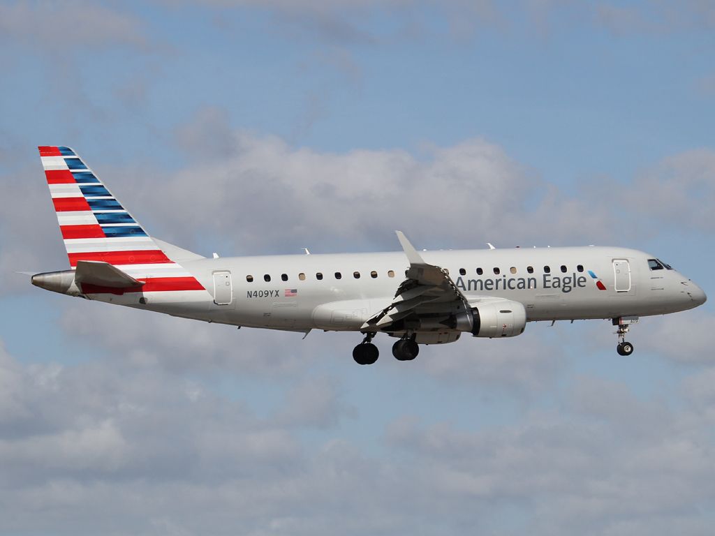 Embraer ERJ 175 (N409YX)