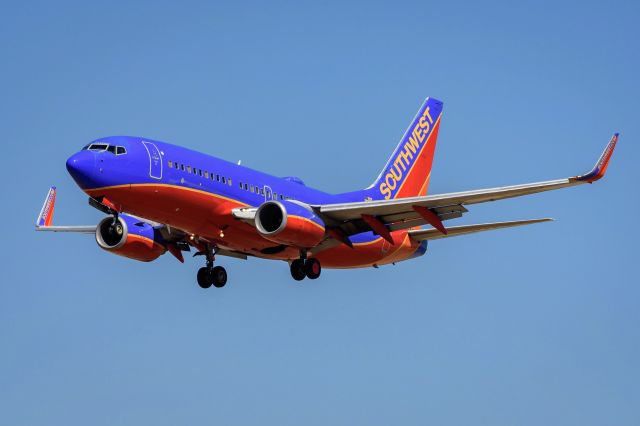 Boeing 737-700 (N496WN) - Arrival KLAX photographed from Proud Bird patio.