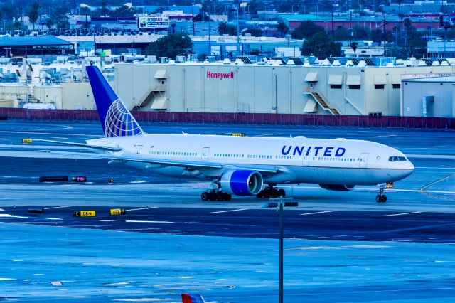 Boeing 777-200 (N227UA) - A United Airlines 777-200 taxing on a cloudy morning at PHX on 1/17/23. Taken with a Canon R7 and Tamron 70-200 G2 lens.