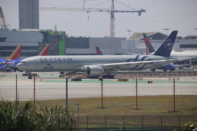 BOEING 777-300ER (PH-BVD)