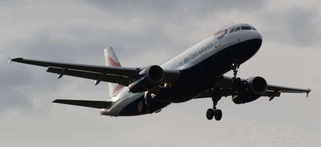 Airbus A320 (G-EUUG) - A British Airways A320 on final approach into LHR, landing on runway 09L.br /br /Location: Stanwell Moor Road, beside runway 09L.br /Date: 28.08.22 (dd/mm/yy)