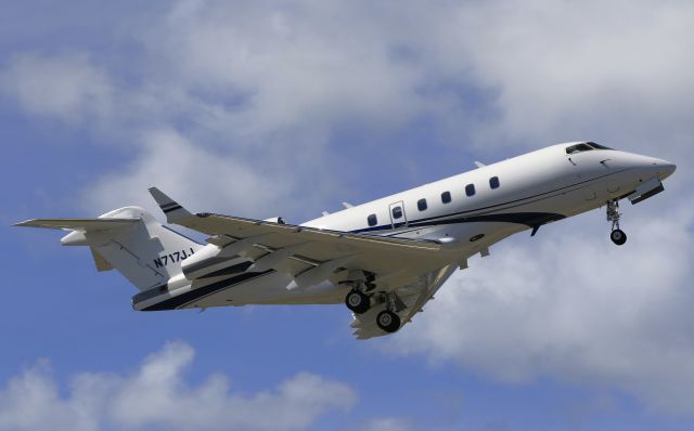 Bombardier Challenger 300 (N717JJ)