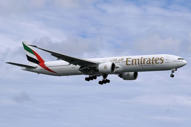 BOEING 777-300 (A6-ECB)