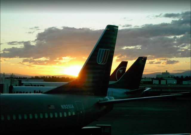 Boeing 737-500 (N921UA) - Wayback when Uniteds aircraft bared the classic "Tulip" livery and when American West and Northwest Airlines both existed