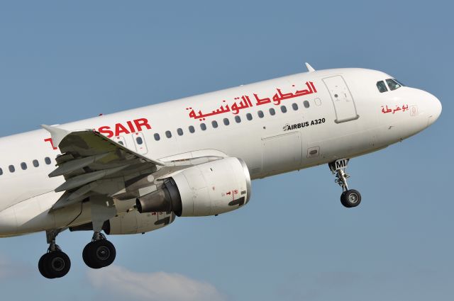 BOEING 737-400 (TS-IMI) - Airbus A320-211 Tunisair