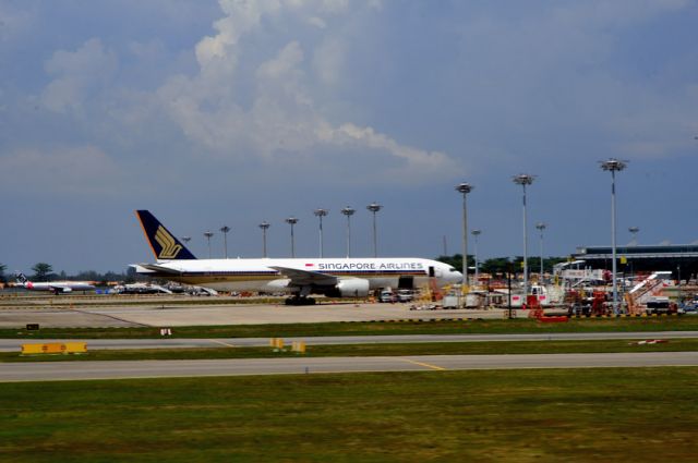 Boeing 777-200 (9V-SRJ) - Landing in Singapore, with SRJ in repairs in background