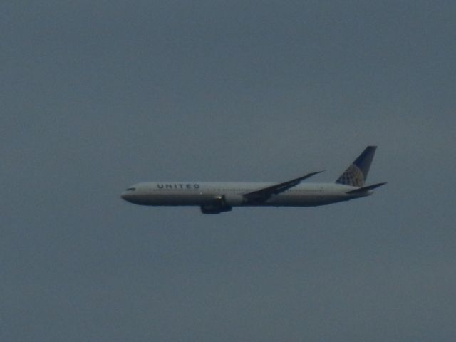 BOEING 767-400 (N78060) - A United Airlines Boeing B767-400 Approaches Dulles Int Airport