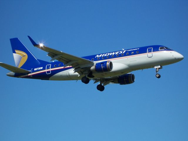 Embraer 170/175 (N873RW)